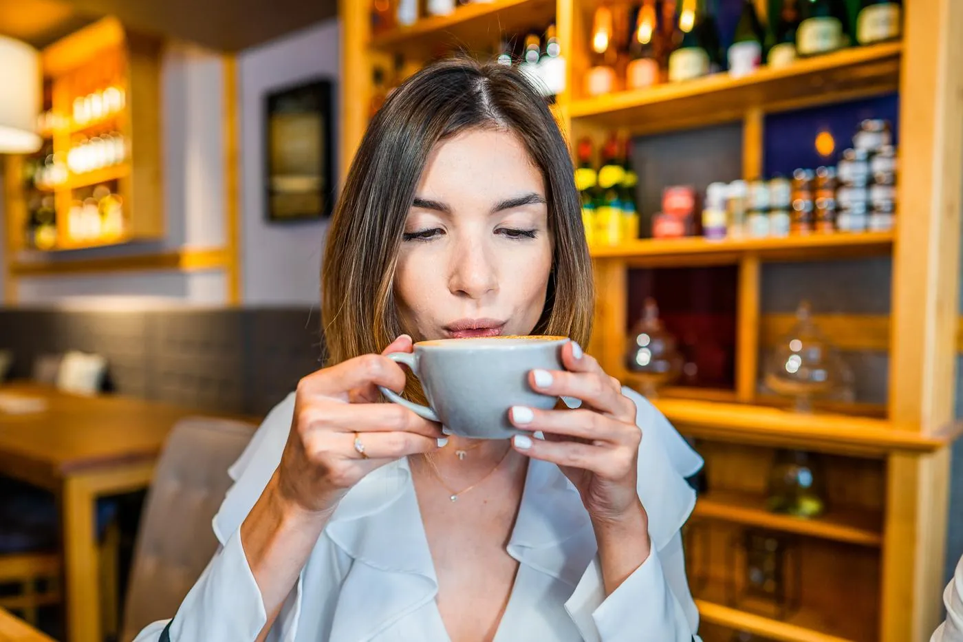 Gast genießt einen Café in einer La Maison du Pain Filiale